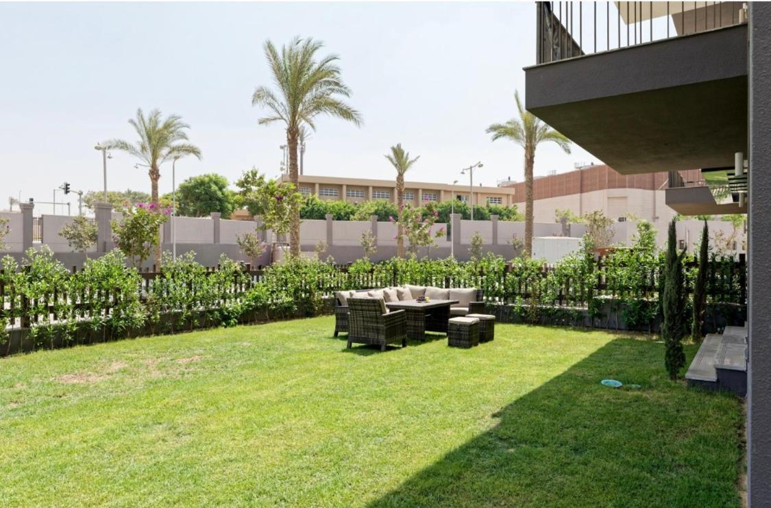 Luxury 2 Bedroom Ground Floor Apartment With Private Garden In Cairo Festival City Eksteriør billede